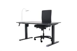 Kontorsæt med bordplade i sort, stelfarve i sort, hvid bordlampe og grå kontorstol